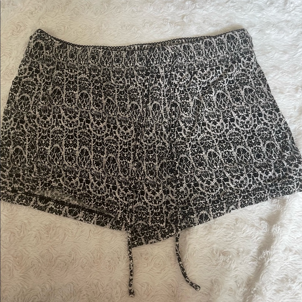 Artisan NY Woman’s Casual Black White Floral Print Sleepwear Shorts Size S